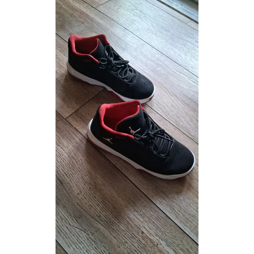 Jordan Max Aura 2 GS Black Gym Red White Sneakers Size 7Y CN8094-016